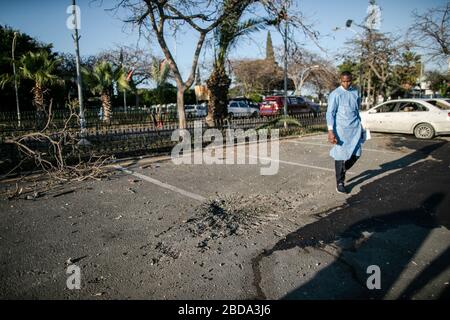 (200408) -- PEKING, 8. April 2020 (Xinhua) -- EIN medizinischer Arbeiter läuft an einem Raketenloch in einem Krankenhaus vorbei, das von Raketen in Tripolis, Libyen, am 6. April 2020 getroffen wurde. Das Gesundheitsministerium der von der UNO unterstützten libyschen Regierung beschuldigte am Montag die rivalisierende Armee in Ostland, ein Krankenhaus anzugreifen, das COVID-19-Patienten in Tripolis behandelt, da der bewaffnete Konflikt zwischen der von der UNO unterstützten Regierung und der ostwärts stationierten Armee andauert. April 2019 startete die ostansässige Armee in und um Tripolis eine Militärkampagne, um die Hauptstadt zu übernehmen und die von der UNO unterstützte Regierung zu stürzen. (Foto von Amru Sala Stockfoto