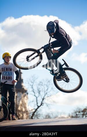 Lemberg, Ukraine - 12. März 2020: Junger Mann, der Tricks auf einem BMX-Fahrrad macht. BMX im Skatepark der Stadt. Teenager fahren mit dem Fahrrad in einem urbanen Bike- und Skatepark Stockfoto