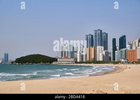 BUSAN, SÜDKOREA - 14. MÄRZ 2020: Ein Schuss Haeundae Beach, der ein beliebtes Touristenziel in Südkorea ist. Stockfoto