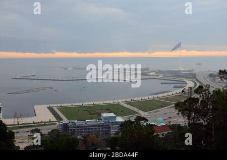 Menschen und Touristen, die die Gasse der Märtyrer anlässlich der Tragödie vom 20. Januar besuchen, als die Sowjetunion 1990 Baku Angriff und 137 Menschen tötete Stockfoto
