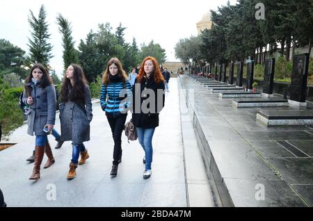 Menschen und Touristen, die die Gasse der Märtyrer anlässlich der Tragödie vom 20. Januar besuchen, als die Sowjetunion 1990 Baku Angriff und 137 Menschen tötete Stockfoto