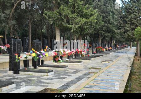 Menschen und Touristen, die die Gasse der Märtyrer anlässlich der Tragödie vom 20. Januar besuchen, als die Sowjetunion 1990 Baku Angriff und 137 Menschen tötete Stockfoto