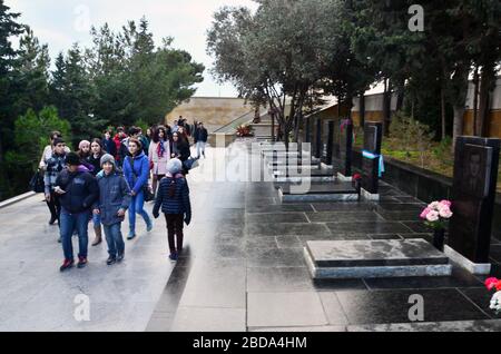 Menschen und Touristen, die die Gasse der Märtyrer anlässlich der Tragödie vom 20. Januar besuchen, als die Sowjetunion 1990 Baku Angriff und 137 Menschen tötete Stockfoto