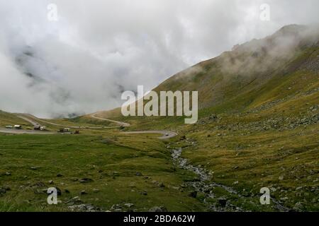 Die Straße, die die Fagaras Berge von oben gesehen im Nebel, Transfagarasan, Rumänien überquert Stockfoto