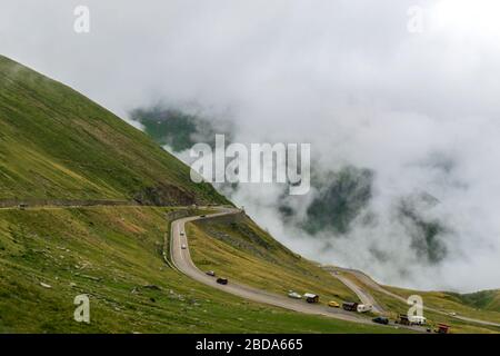 Die Straße, die die Fagaras Berge von oben gesehen im Nebel, Transfagarasan, Rumänien überquert Stockfoto