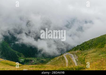 Die Straße, die die Fagaras Berge von oben gesehen im Nebel, Transfagarasan, Rumänien überquert Stockfoto