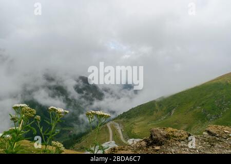 Die Straße, die die Fagaras Berge von oben gesehen im Nebel, Transfagarasan, Rumänien überquert Stockfoto