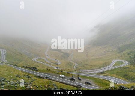 Die Straße, die die Fagaras Berge von oben gesehen im Nebel, Transfagarasan, Rumänien überquert Stockfoto