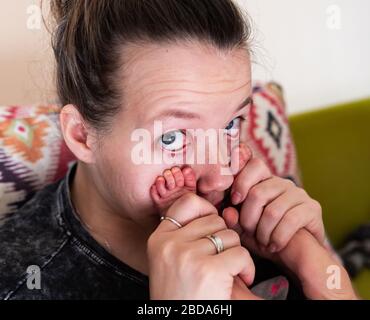 Porträt einer Mutter sehr müde von ihrem Baby, mit einem traurigen Blick voller Traurigkeit. Stockfoto