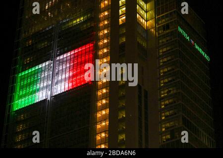 Turin, Italien. April 2020. Turin. Intesa Sanpaolo und Mole Antonelliana Wolkenkratzer mit der italienischen Flagge während der Sperre für Covid19 auf dem Foto: Intesa San Paolo Wolkenkratzer Credit: Independent Photo Agency/Alamy Live News Stockfoto