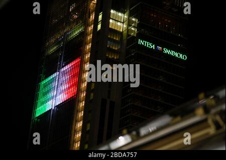 Turin, Italien. April 2020. Turin. Intesa Sanpaolo und Mole Antonelliana Wolkenkratzer mit der italienischen Flagge während der Sperre für Covid19 auf dem Foto: Intesa San Paolo Wolkenkratzer Credit: Independent Photo Agency/Alamy Live News Stockfoto