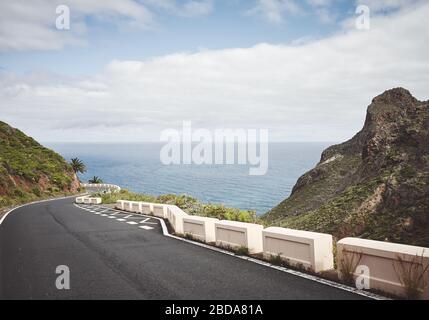 Panoramafahrt zum Meer im Anaga Rural Park, farbenes Bild, auf Tenera, Spanien. Stockfoto