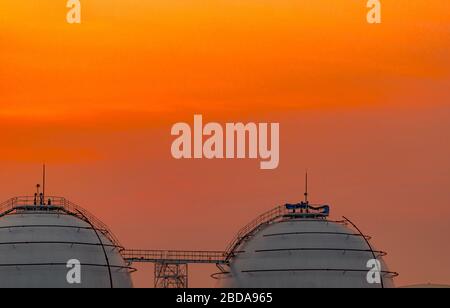 Industrial Gas Storage tank. LNG oder verflüssigtem Erdgas Lagertank. Sphärische Gastank in Erdölraffinerie. Oberirdische Behälter. Natürliche Stockfoto