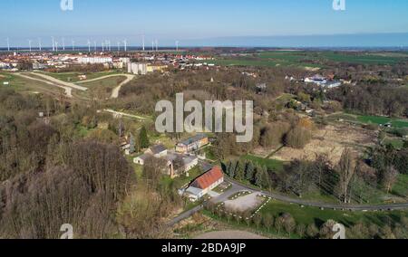 01. April 2020, Brandenburg, Seelow: Blick auf die Stadt Seelow am Rande des Oderbruchs (Luftbild mit Drohne). Vor 75 Jahren wurde das Oderbruch zum am stärksten zerstörten Gebiet Deutschlands. Vier Tage lang wütete hier der blutige Kampf um die Seelower Höhen: Die Rote Armee stieß bei ihrem Vormarsch nach Berlin auf heftigen Widerstand der deutschen Wehrmacht. Foto: Patrick Pleul / dpa-Zentralbild / ZB Stockfoto