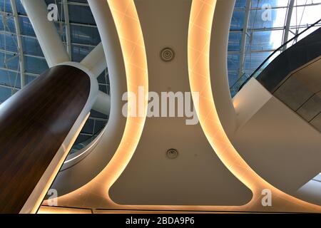 Futuristische abstrakte Decke der Symbiose Hi-Tech Bürogebäude in One North Industrial Park Singapur Stockfoto