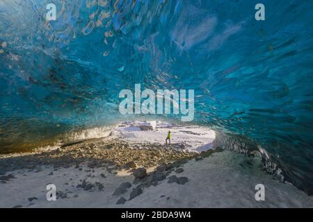 Der Mensch steht am Eingang der Eishöhle von Breidamerkurjokull, Austurland, Island, Nordeuropa Stockfoto