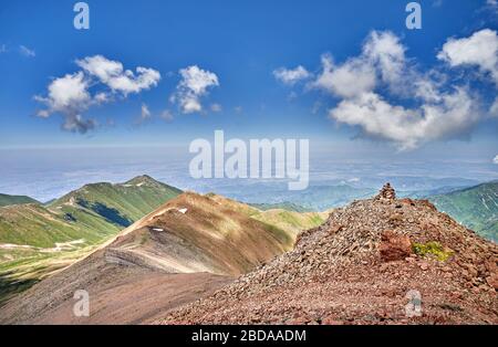 Landschaft der Berge mit bewölktem Himmel Stockfoto