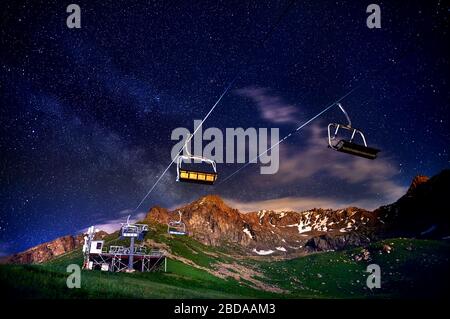 Cable Car Station am Mountain Ski Resort mit Sternenhimmel Stockfoto