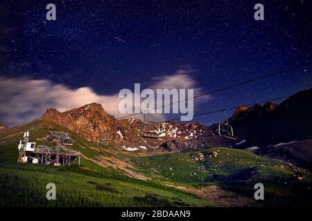 Cable Car Station am Mountain Ski Resort mit Sternenhimmel mit Shooting Star Stockfoto