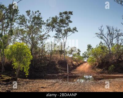 Creek Kreuzung auf der unversiegelten Straße nach Adcock Gorge. Kimberley, Western Australia Stockfoto