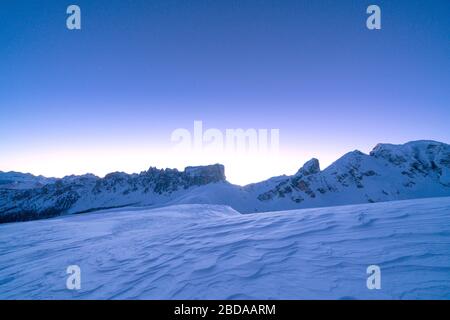 Lastoi de Formin Berggipfel und Giau Pass mit Schnee in der Dämmerung, in den Bergen der Doldenwelt, in der Provinz Belluno, in Venetien, Italien Stockfoto