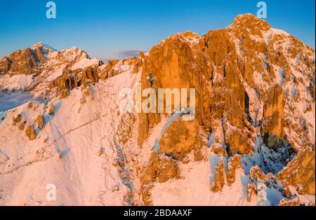 Panorama der Gruppe Rifugio Rosalba und Grigne bei Sonnenuntergang, Luftbild, Comer See, Provinz Lecco, Lombardei, Italien Stockfoto