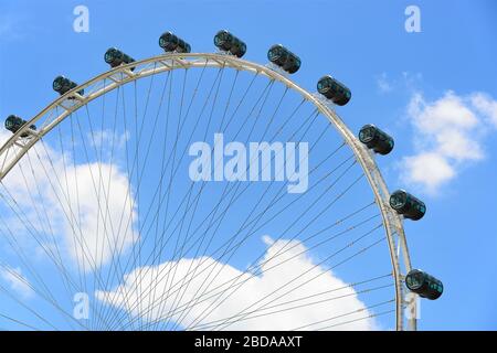 Wahrzeichen Singapur Flyer Riesenrad aus nächster Nähe isoliert gegen den Himmel in Marina Bay, Singapur Stockfoto