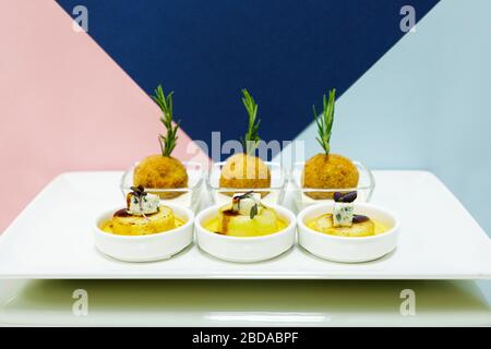 Karamellisierte Birne mit Dor Blue Käse serviert mit Kartoffelcroquette mit Rosmarin Stockfoto