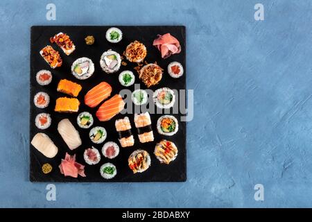 Großes Sushi-Set, von oben aufgenommen. Eine Auswahl an verschiedenen Maki, Nigiri und Brötchen Stockfoto