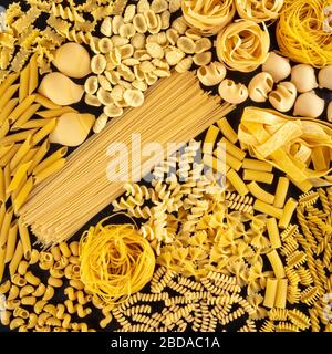 Italienische Pasta mit quadratischem Hintergrund, eine flache Lage aus vielen verschiedenen Nudeltypen, von oben auf schwarzem Hintergrund aufgenommen Stockfoto