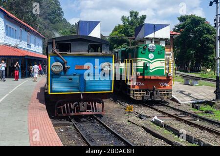 Nilgiri Mountain Railway am Bahnhof Coonoor, wo die Lokomotive der Spielzeugbahn von der Dampflok der X-Klasse auf die Diesellok YDM4 umgestellt wird. Stockfoto