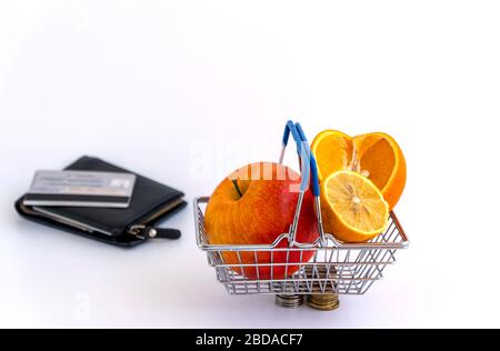 Früchte im Warenkorb. Anstieg der Obstpreise. Finanzkrise, Inflation Stockfoto