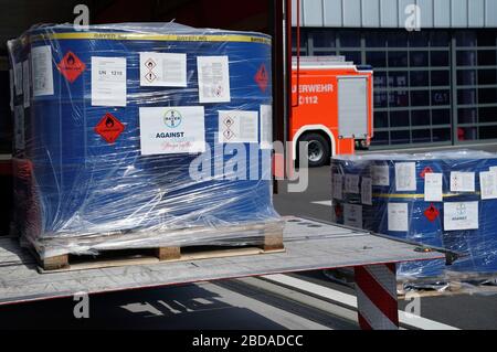 Köln, Deutschland. April 2020. Die Firma Bayer spendet Desinfektionsstäbchen an die Stadt Köln. Hier bei der Übergabe in der Koln-Kalk-Feuerwache. Koln, 7. April 2020 - weltweite Nutzung Credit: Dpa/Alamy Live News Stockfoto