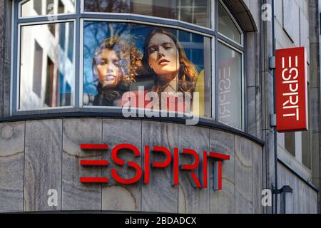 Köln, Deutschland. April 2020. Eine Filiale der Modegruppe Esprit, die wegen der Coronakrise das Schutzschildverfahren nutzen will. Koln, 7. April 2020 - weltweite Nutzung Credit: Dpa/Alamy Live News Stockfoto