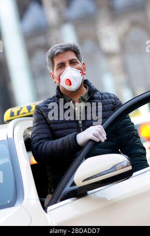 Köln, Deutschland. April 2020. Ein Taxifahrer schützt sich und seine Kunden mit Handschuhen und einem Atemschutzgerät. Koln, 7. April 2020 - weltweite Nutzung Credit: Dpa/Alamy Live News Stockfoto