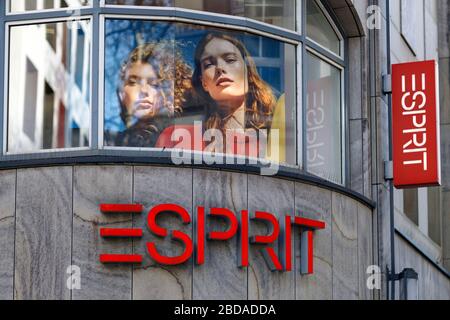 Köln, Deutschland. April 2020. Eine Filiale der Modegruppe Esprit, die wegen der Coronakrise das Schutzschildverfahren nutzen will. Koln, 7. April 2020 - weltweite Nutzung Credit: Dpa/Alamy Live News Stockfoto