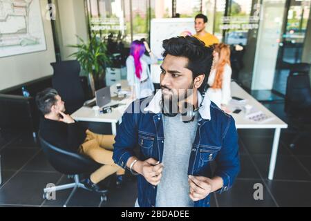 Gruppe von Führungskräften aus mehreren ethnischen Gruppen, die während eines Meetings diskutieren. Business man und Frau sitzen am Tisch im Büro und lächeln. Ein Team junger Leute Stockfoto