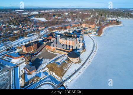 Blick von der Höhe auf die alte Festung Hameenlinna am sonnigen Tag im März (Luftaufnahmen). Finnland Stockfoto