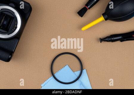 Kit zur Reinigung von Fotoanlagen und Optik. Kamera- und Objektivpflege. Zubehör für Fotografen Stockfoto