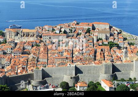 Blick auf die Altstadt von Dubrovnik von der Seilbahn-Station auf dem Srđ Hügel Stockfoto