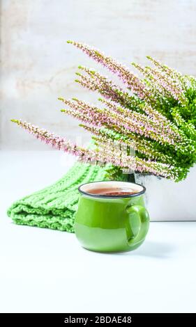 Bouquet aus Heidekraut, Teebecher und Strickschal, selektiver Fokus Stockfoto