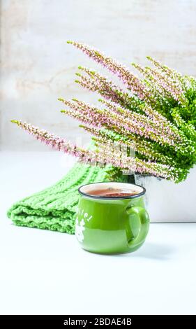 Bouquet aus Heidekraut, Teebecher und Strickschal, selektiver Fokus Stockfoto