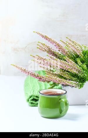 Bouquet aus Heidekraut, Teebecher und Strickschal, selektiver Fokus Stockfoto