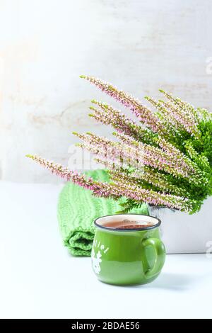 Bouquet aus Heidekraut, Teebecher und Strickschal, selektiver Fokus Stockfoto