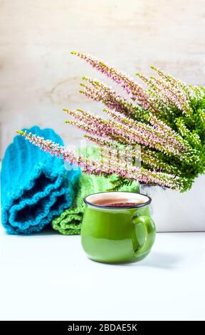 Bouquet aus Heidekraut, Teebecher und Strickschal, selektiver Fokus Stockfoto