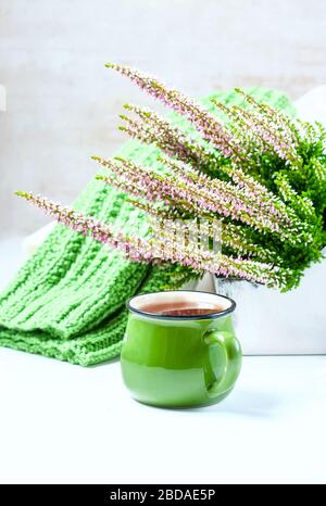 Bouquet aus Heidekraut, Teebecher und Strickschal, selektiver Fokus Stockfoto