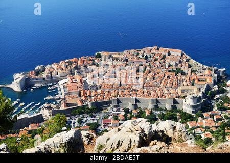 Blick auf die Altstadt von Dubrovnik von der Seilbahn-Station auf dem Srđ Hügel Stockfoto