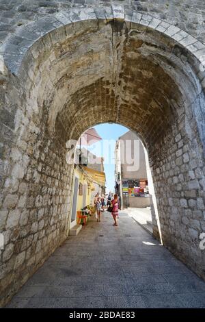 Das Tor von Buža, auch bekannt als Vrata od Buže, ist ein nördlicher Eingang zur Altstadt von Dubrovnik, Kroatien. Stockfoto