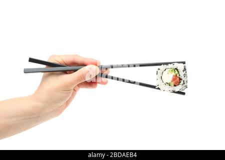 Weibliche Hand mit Essstäbchen hält Sushi-Rolle, isoliert auf weißem Hintergrund Stockfoto