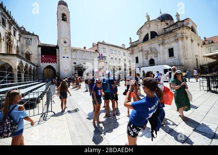 Französische Fußballfans, die sich auf das WM-Finale 2018 in der Altstadt von Dubrovnik, Kroatien vorbereiten. Stockfoto